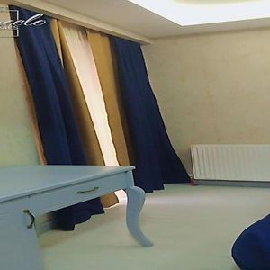 Economy Kamer met een King Size Bed in de Kelder